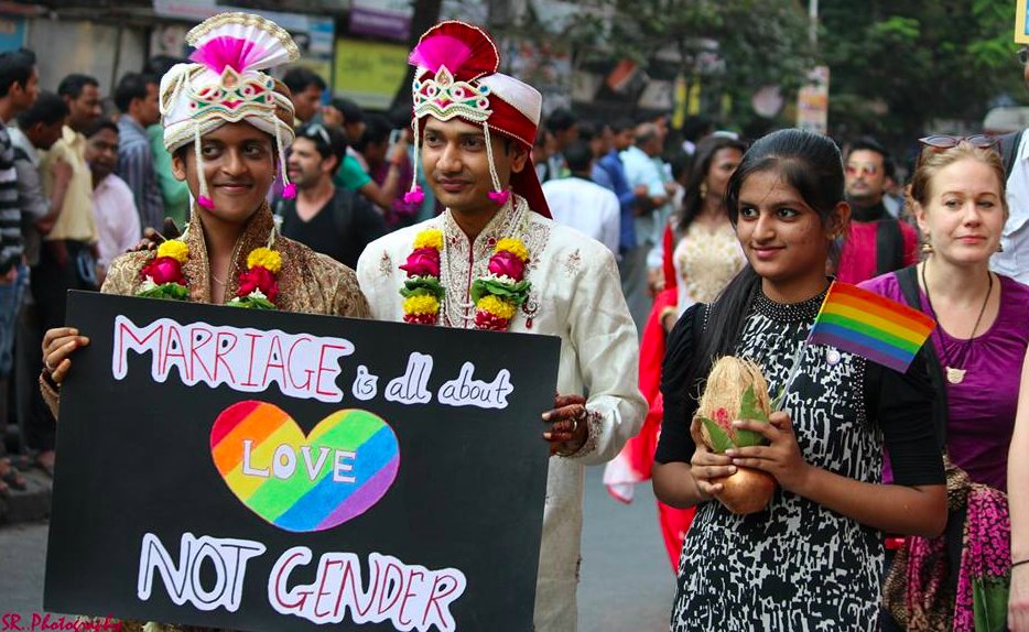 2015年にムンバイで行われたLGBT pride walkの参加者たち